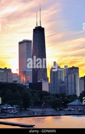 Chicago, Illinois, USA. Couleur magnifique remplit les nuages au-delà d'une partie de l'horizon de Chicago sur un début de soirée d'été. Banque D'Images