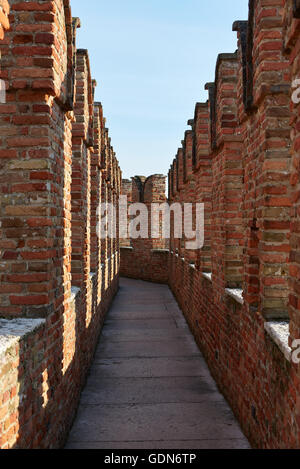 Sentier sur un mur de Musée de Castelvecchio, à Vérone, Italie. Banque D'Images