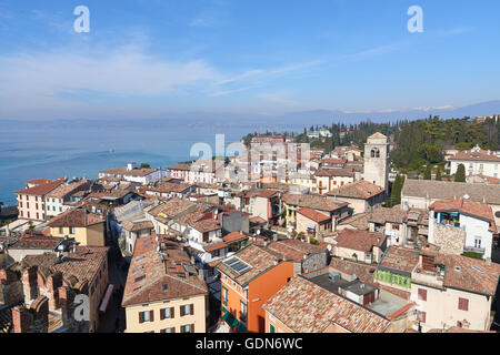 Paysage du Village de Sirmione avec le lac de Garde et les Alpes. C'est un célèbre lieu de vacances dans le nord de l'Italie. Banque D'Images