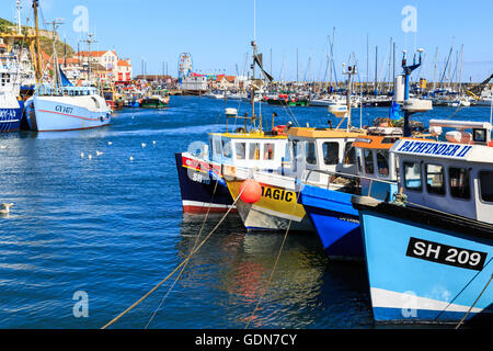 Chalutier de pêche bateaux amarrés dans le port de Scarborough. Banque D'Images