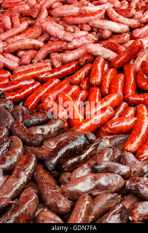 Détail saucisse sur un marché de l'artisanat traditionnel.Vertical image. Banque D'Images