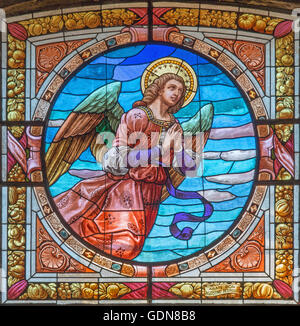 CREMONA, ITALIE - 24 MAI 2016 : l'ange sur le vitrail à l'église Chiesa di Santa Agata par Don Abate Agostino Desirelli Banque D'Images