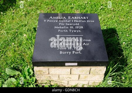 Mémorial à Emelia Earhart à Pembrey Carmarthenshire Wales Cymru UK GO Banque D'Images