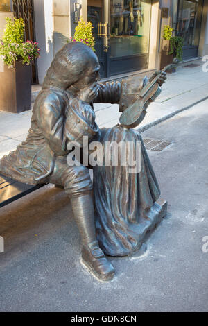 CREMONA, ITALIE - 24 MAI 2016 : La statue de bronze de Antonio Stradivari devant sa maison natale par artiste inconnu de 21  %. Banque D'Images