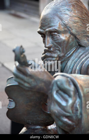 CREMONA, ITALIE - 24 MAI 2016 : Le détail des statue en bronze d'Antonio Stradivari devant sa maison natale par artiste inconnu Banque D'Images