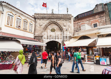 Istanbul, Turquie - 28 juin 2016 : les gens ordinaires à pied sur la rue dans le vieux quartier central de la ville d'Istanbul près de Grand Bazar Banque D'Images