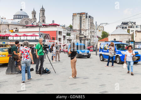 Istanbul, Turquie - 1 juillet 2016 : Les journalistes de l'Italiens de la Rai News 24 Les travaux sur la place Taksim, Istanbul Banque D'Images
