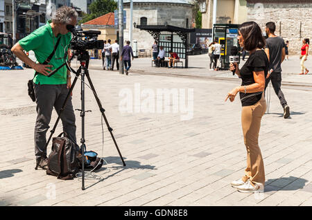 Istanbul, Turquie - 1 juillet 2016 : les journalistes italiens à partir de la chaîne Rai News 24 Les travaux sur la place Taksim, Istanbul Banque D'Images