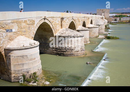 Cordoue, Espagne - 26 MAI 2015 : Le pont romain. Banque D'Images