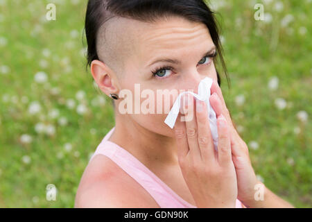 Jeune femme souffrant l'allergie au pollen de printemps Banque D'Images