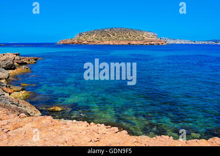 Une vue de la côte sud de Sant Antoni de Portmany, Ibiza, Espagne dans l'île, avec l'Illa des Bosc island dans l'arrière-plan Banque D'Images