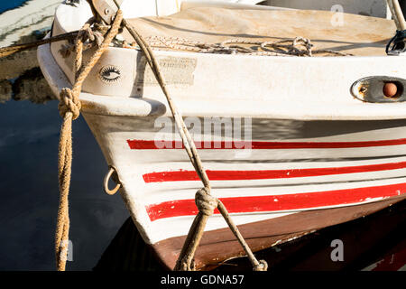 Proue colorée d'un bateau de pêche avec les yeux - amarré à St George's Harbour, près de Skala, Kefalonia, Grèce. Banque D'Images