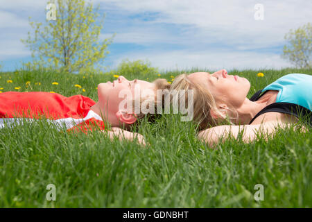 La mère et le fils portant sur l'herbe Banque D'Images