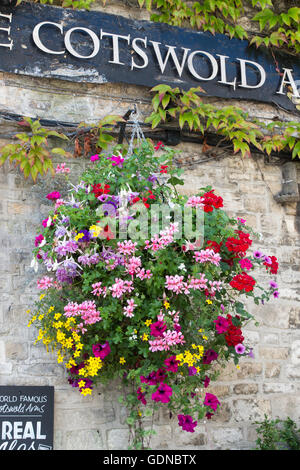 Hanging Basket affichage floral à l'extérieur de la région des Cotswolds Arms pub, Burford, Oxfordshire, Angleterre Banque D'Images
