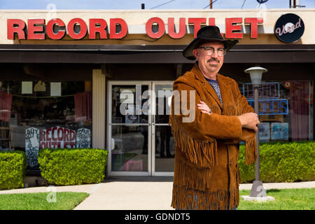 Portrait d'homme mûr extérieur record shop Banque D'Images