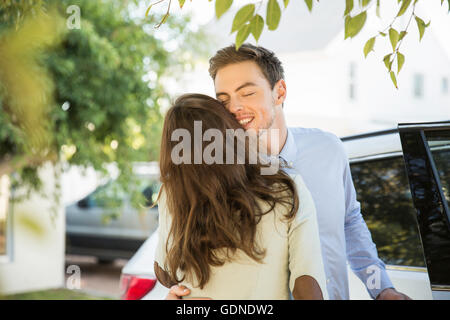Young business couple kissing on street avant de partir en voiture Banque D'Images