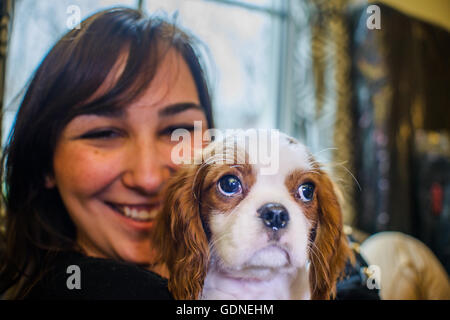 Woman holding puppy Banque D'Images