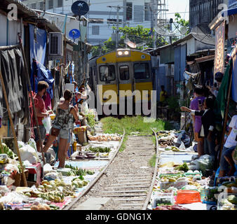 Le marché ferroviaire Maeklong en dehors de la ville de Bangkok en Thaïlande en Southeastasia. Banque D'Images