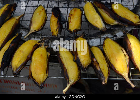 Bananes grill sur un marché dans la région de Banglamphu la ville de Bangkok en Thaïlande en Southeastasia. Banque D'Images