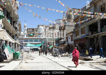 Les gens dans la rue, les drapeaux de prières, Main Bazaar Road, Leh, Ladakh, Inde Banque D'Images