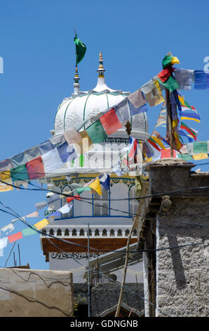 Drapeaux de prière bouddhiste en face de la mosquée Jama Masjid, Leh, Ladakh, Inde Banque D'Images