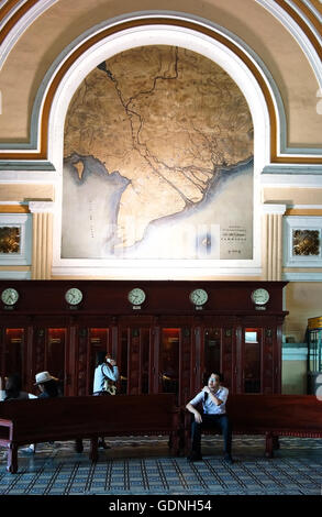Visite de voyageurs centre postal, un ancien bureau de poste français avec dome design for travel Banque D'Images