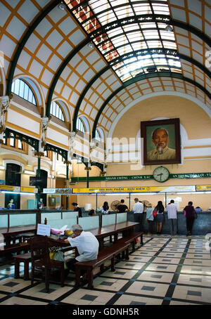 Visite de voyageurs centre postal, un ancien bureau de poste français avec dome design for travel Banque D'Images