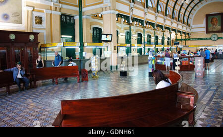 Visite de voyageurs centre postal, un ancien bureau de poste français avec dome design for travel Banque D'Images