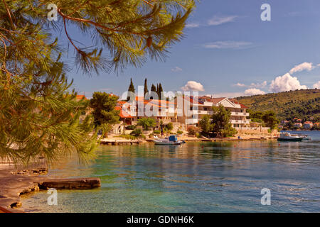 La baie de la côte est de l'île à Rogoznica Rogoznica, Croatie Banque D'Images