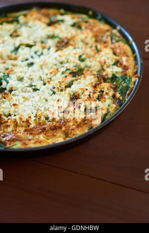 Frittata aux savoureux sur une table en bois, vue en gros Banque D'Images