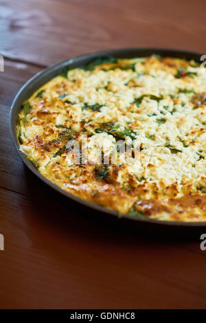 Plan rapproché sur un Golden Delicious, la frittata à la nourriture Banque D'Images