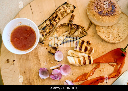 La sauce et les légumes grillés avec brioches Banque D'Images