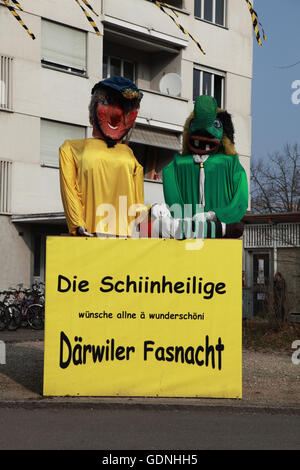 De grandes marionnettes à Bâle, Suisse, qui souhaitent tout le monde, en Suisse-allemand, un merveilleux Fasnacht (carnaval) Banque D'Images