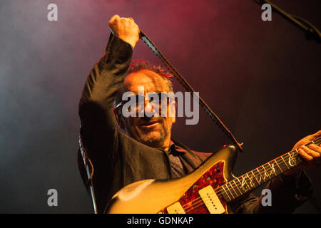 Elvis Costello en concert à Galway Arts Festival. Banque D'Images