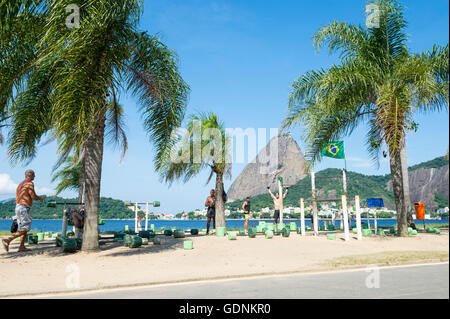 RIO DE JANEIRO - le 5 avril 2016 : Les Brésiliens à l'exercice d'une station d'entraînement dans le parc Aterro do Flamengo. Banque D'Images