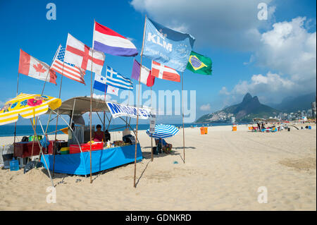 RIO DE JANEIRO - le 4 avril 2016 INTERNATIONAL : je vois des drapeaux au-dessus d'une cabane de plage barraca (brésilien) sur la plage d'Ipanema. Banque D'Images