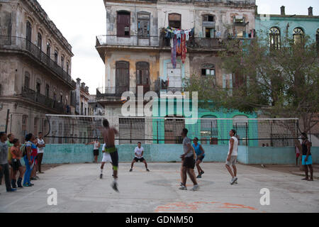 Les jeunes hommes jouant un soir partie de volley-ball se joue dans un carré sur la calle Lamparilla dans la Vieille Havane, La Havane, Cuba Banque D'Images