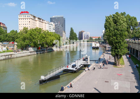 Les gens sur la promenade du front de mer de peu de canal du Danube dans la ville de Vienne, Autriche Banque D'Images