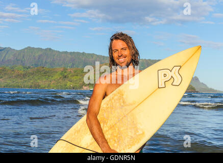 Surfer dans la baie de Hanalei sur Kauai Banque D'Images