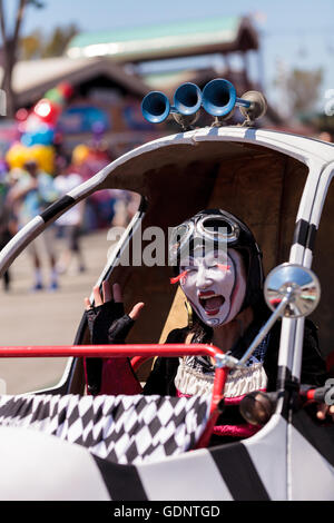 Costa Mesa, CA - le 16 juillet 2016 : Chevaliers Dragons steampunk échassiers effectuer à l'Orange County Fair à Costa Mesa, CA Banque D'Images