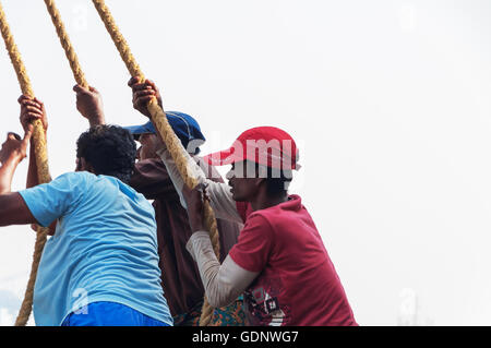 Les pêcheurs indiens non identifiés sortir leur filet de pêche chinois à partir de la mer à la plage du Fort Banque D'Images