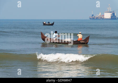 Les pêcheurs indiens non identifiés dans un bateau pêcher des poissons. Banque D'Images