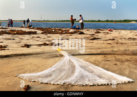 Filet de pêche sur la plage de Fort Kochi. Kerala. Fort Kochi est une région dans la ville de Kochi en Banque D'Images