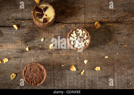 Trois chocolats sur un fond de bois Banque D'Images