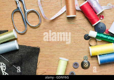 Set de couture sur fond de bois Banque D'Images