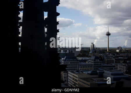 L'Colonius Tour de la télévision dans l'ouest de la ville vue de la cathédrale de Cologne, Allemagne. Banque D'Images