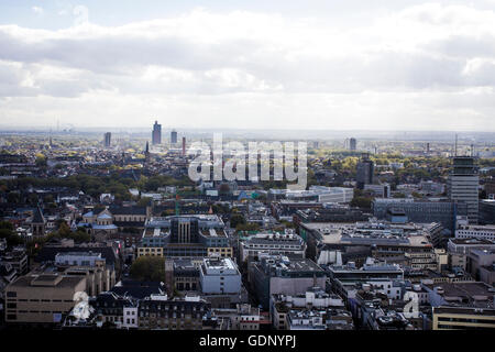 La ville de Cologne vu depuis une plate-forme d'observation dans la flèche de la cathédrale de Cologne à Cologne, Allemagne. Banque D'Images