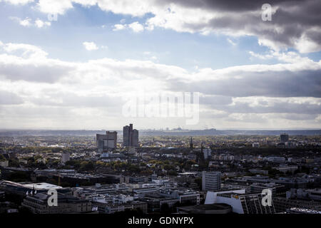 La ville de Cologne vu depuis une plate-forme d'observation dans la flèche de la cathédrale de Cologne à Cologne, Allemagne. Banque D'Images