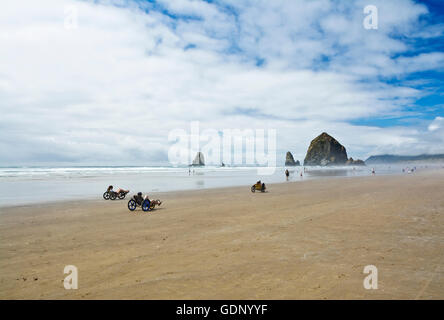 Les vélos couchés près de la plage de Cannon Beach, Haystack Rock, Oregon. Côte de l'Oregon, USA Banque D'Images