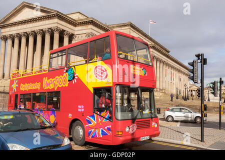 Liverpool open top tourist bus à deux étages en face de St.George's Hall. Le Merseyside. Nord-ouest de l'Angleterre. Banque D'Images